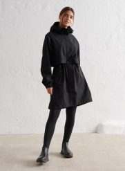 Damska parka wodoodporna, podklejane szwy, regulowany kaptur czarna. Czarne płaszcze AIM'N, xs, bez wzorów, z materiału, eleganckie, bez kaptura. Za 931.00 zł.