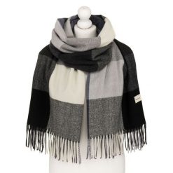 Dwustronny szal damski z poliestru w dominującym czarnym kolorze, ozdobiony frędzlami - Rovicky. Czarne szaliki i kominy ROVICKY, na zimę, bez wzorów. Za 45.00 zł.