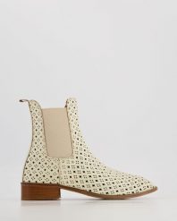 SZTYBLETY DAMSKIE MRZ00145 BEIGE. Brązowe botki Venezia, bez wzorów, ze skóry, bez obcasa, bez zapięcia. Za 389.00 zł.