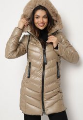 Ciemnobeżowa Pikowana Kurtka z Kapturem i Futerkiem z Możliwością Odpięcia Elentina. Brązowe kurtki Born2be, l, bez wzorów, z jeansu, biznesowe, z kapturem. Za 189.99 zł.