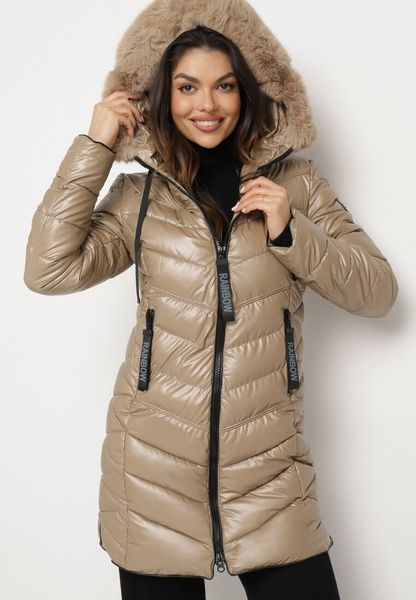 Ciemnobeżowa Pikowana Kurtka z Kapturem i Futerkiem z Możliwością Odpięcia Elentina. Brązowe kurtki Born2be, l, bez wzorów, z jeansu, biznesowe, z kapturem. Za 189.99 zł.