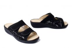DR. BRINKMANN 700604-01 schwarz, klapki damskie. Czarne klapki Dr. Brinkmann, bez wzorów, ze skóry, bez obcasa, bez zapięcia. Za 394.90 zł.