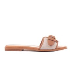 Marco Shoes Klapki Fibbia beżowy. Brązowe klapki bez wzorów, ze skóry, casualowe, bez obcasa, bez zapięcia. Za 359.00 zł.
