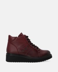 BORDOWE SKÓRZANE BOTKI NA KOTURNIE N002LEBOOBB125. Czerwone botki Venezia, bez wzorów, ze skóry, bez obcasa, na koturnie, bez zapięcia. Za 339.00 zł.