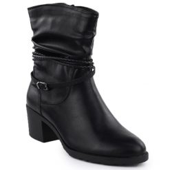 Marszczone botki na klocku damskie czarne Jezzi ASA128-63. Czarne botki Jezzi, bez wzorów, ze skóry ekologicznej, bez obcasa, bez zapięcia. Za 104.00 zł.