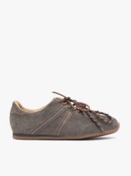Szare sportowe półbuty ze skóry welurowej. Szare buty sportowe lifestyle Ryłko, bez wzorów, z jeansu, klasyczne, z okrągłym noskiem, bez zapięcia. Za 499.99 zł.
