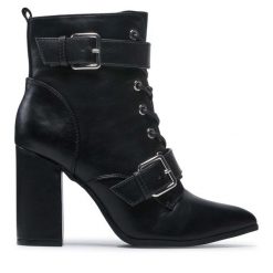 Botki DeeZee. Czarne botki DeeZee, bez wzorów, bez obcasa, na słupku, bez zapięcia. Za 129.99 zł.
