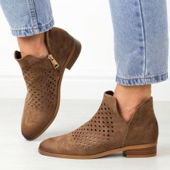 Beżowe zamszowe ażurowe botki damskie Vinceza 58240. Brązowe botki VINCEZA, w ażurowe wzory, ze skóry, eleganckie, z okrągłym noskiem, bez obcasa, na obcasie, bez zapięcia. Za 189.00 zł.