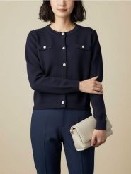 Akrylowy kardigan z kieszeniami piersiowymi - granatowy. Niebieskie swetry Sinsay, l, bez wzorów, bez ramiączek. Za 49.99 zł.