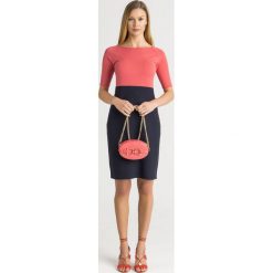 SUKIENKA Emporio Armani. Sukienki Emporio Armani, bez wzorów, eleganckie, bez kołnierzyka, bez ramiączek. W wyprzedaży za 1,250.00 zł.