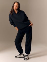 4F Bluza dresowa loose z kapturem damska - czarna L. Czarne bluzy 4f, l, bez wzorów, z dresówki, bez ramiączek, z kapturem. Za 249.99 zł.