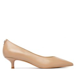 Czółenka Guess. Brązowe czółenka Guess, z aplikacjami, bez obcasa, bez zapięcia. Za 634.99 zł.