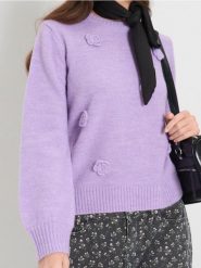 Sweter z ozdobnymi kwiatkami - różowy. Czerwone swetry Sinsay, l, bez wzorów, bez ramiączek. Za 59.99 zł.