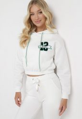 Biała Bluza o Krótkim Fasonie z Kapturem i Ściągaczami oraz Nadrukiem Varel. Białe bluzy Born2be, l, bez wzorów, casualowe, bez ramiączek, z kapturem. W wyprzedaży za 38.24 zł.