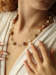 Pierres delicates Pozłacany naszyjnik z elementami ozdobnymi - dł. 45 cm rozmiar: onesize. Białe naszyjniki Pierres delicates, z materiału, z agatem, pozłacane. Za 78.99 zł.