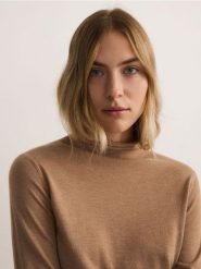 Sweter z domieszką wełny - beżowy. Brązowe swetry Reserved, l, bez wzorów, z dzianiny, bez ramiączek. W wyprzedaży za 59.99 zł.