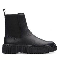 Sztyblety Clarks. Czarne botki Clarks, bez wzorów, bez obcasa, na płaskiej podeszwie, bez zapięcia. Za 449.99 zł.