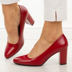 Czerwone czółenka damskie na słupku Sergio Leone Pb131. Czerwone czółenka Sergio Leone, bez wzorów, ze skóry, eleganckie, bez obcasa, na słupku, bez zapięcia. W wyprzedaży za 148.72 zł.