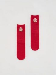 Skarpetki ze świąteczną naszywką - czerwony. Czerwone skarpetki Reserved, z aplikacjami. Za 29.99 zł.