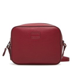 Torebka Tommy Jeans. Czerwone listonoszki Tommy Jeans, bez wzorów, z jeansu, bez dodatków. Za 299.99 zł.