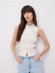 Bluzka z wiskozą - kremowy. Białe bluzki Reserved, l, bez wzorów, z dzianiny, bez kołnierzyka, bez ramiączek. Za 129.99 zł.