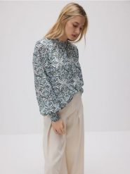 Wzorzysta bluzka - wielobarwny. Bluzki Reserved, l, bez wzorów, z tkaniny, bez kołnierzyka, bez ramiączek. W wyprzedaży za 49.99 zł.