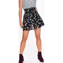 MINI SPÓDNICZKA DAMSKA, KOPERTOWA, Z WIĄZANIEM, WE WZORY. Spódnice marki TOP SECRET. W wyprzedaży za 49.99 zł.