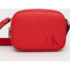 Calvin Klein Jeans torebka kolor czerwony. Czerwone listonoszki Calvin Klein Jeans, bez wzorów, z jeansu, na ramię, bez dodatków. Za 399.99 zł.
