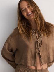 Bluzka z wiązaniem - brązowy. Brązowe bluzki Reserved, l, bez wzorów, z bawełny, bez kołnierzyka, bez ramiączek. W wyprzedaży za 55.99 zł.