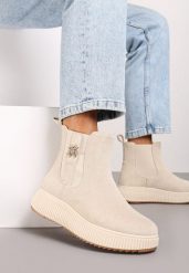 Beżowe Botki Typu Sztyblety na Tłoczonej Platformie Zdobione Metalową Aplikacją Allecia. Brązowe botki Renee, z aplikacjami, z jeansu, eleganckie, bez obcasa, na płaskiej podeszwie, bez zapięcia. Za 99.99 zł.