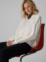4F Bluza dresowa loose bez kaptura damska - kremowa S. Białe bluzy 4f, s, bez wzorów, z dresówki, bez kaptura, na fitness i siłownię. Za 199.99 zł.