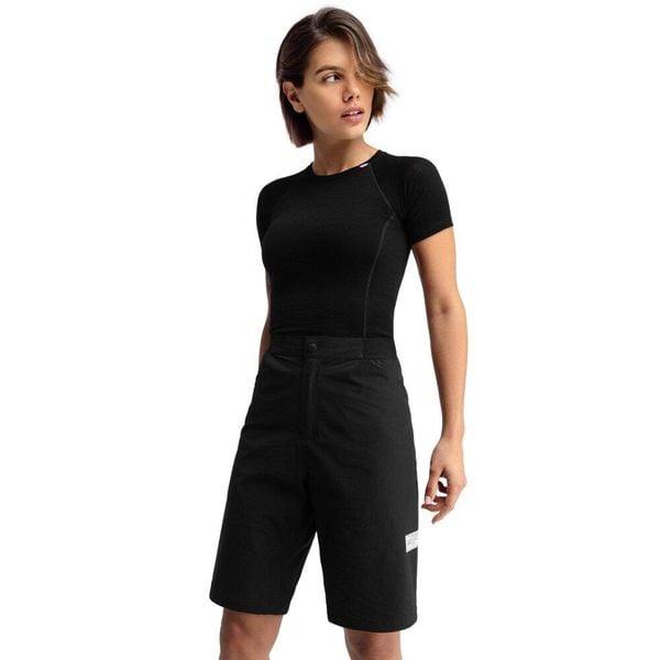 Damskie krótkie spodenki gravel Kolarstwo Siroko Lemur. Czarne szorty SIROKO, bez wzorów, z elastanu. W wyprzedaży za 211.00 zł.