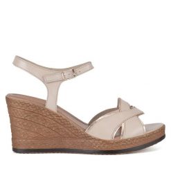 Sandały Lasocki. Brązowe sandały Lasocki, bez wzorów, bez obcasa, na koturnie, bez zapięcia. Za 179.99 zł.