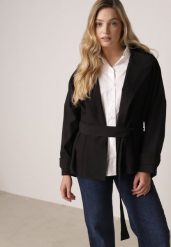 Czarna Bawełniano-Wiskozowa Kurtka Typu Krótki Trencz z Ozdobnym Guzikiem Dafena. Czarne płaszcze Born2be, l, bez wzorów, z bawełny, biznesowe, bez kaptura. Za 159.99 zł.