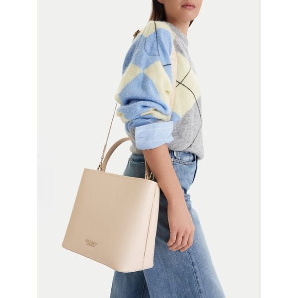 Torebka Nine West. Białe torebki klasyczne Nine West, z aplikacjami, klasyczne, bez dodatków. Za 199.99 zł.