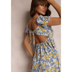 Niebiesko-Biała Sukienka Josmy. Niebieskie sukienki Renee, na randkę, l, z aplikacjami, bez kołnierzyka, bez ramiączek, midi. W wyprzedaży za 63.99 zł.