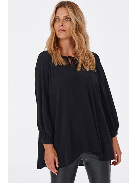 TATUUM Bluzka w kolorze czarnym rozmiar: S. Czarne bluzki Tatuum, s, bez wzorów, z wiskozy, z asymetrycznym kołnierzem, bez ramiączek. Za 109.52 zł.