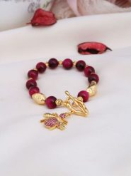 L'Atelier de Gaia Pozłacana bransoletka z tygrysim okiem i cyrkoniami rozmiar: onesize. Czerwone bransoletki L'Atelier de Gaia, z cyrkonią, pozłacane. Za 60.99 zł.