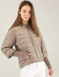 Brązowa kurtka z kapturem. Brązowe kurtki Unisono, s, bez wzorów, prążkowane, z kapturem. Za 349.00 zł.