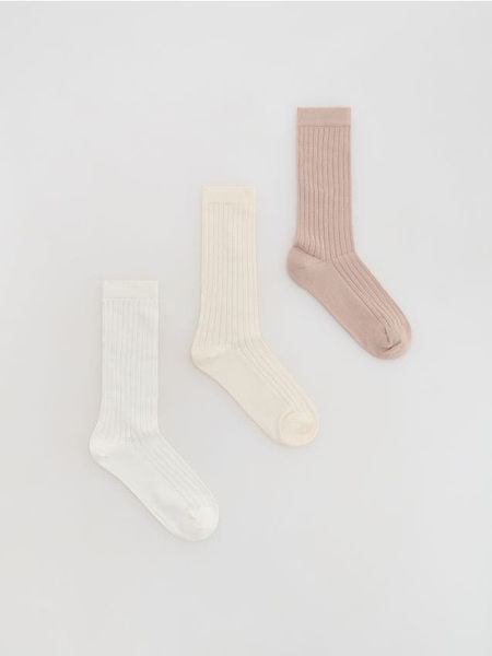Długie skarpetki 3 pack - złamana biel. Skarpetki Reserved, bez wzorów. Za 49.99 zł.