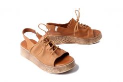 ARTIKER RELAKS 56C0287 brązowy, sandały damskie. Brązowe sandały Artiker Relaks, bez wzorów, bez obcasa, na koturnie, bez zapięcia. Za 249.90 zł.