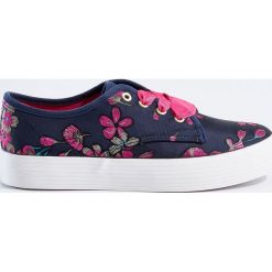 Tenisówki w kwiaty - Wielobarwn. Trampki marki Sinsay. W wyprzedaży za 49.99 zł.