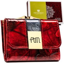 Mały, skórzany portfel damski w czerwonym kolorze zamykany na zatrzask i bigiel - Peterson. Czerwone portfele Peterson, bez wzorów, ze skóry. Za 74.99 zł.