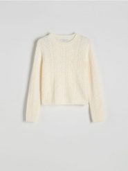 Sweter z ażurowym wzorem - kremowy. Białe swetry Reserved, l, w ażurowe wzory, z dzianiny, klasyczne, bez ramiączek. W wyprzedaży za 49.99 zł.