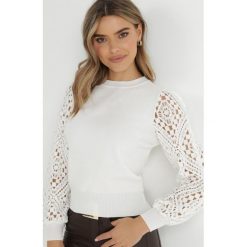 Biały Sweter Szydełkowy Karolina. Białe swetry Born2be, w ażurowe wzory, z dzianiny, eleganckie, bez ramiączek. W wyprzedaży za 118.99 zł.