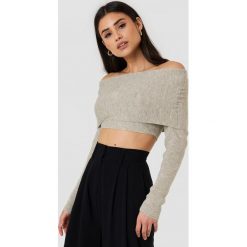 NA-KD Krótki sweter z wywijanym dekoltem - Beige. Brązowe swetry NA-KD, w prążki, z dzianiny, z krótkim rękawem. Za 80.95 zł.