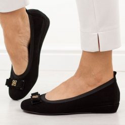 Czarne zamszowe skórzane Polskie baleriny damskie Prestige 2236. Czarne baleriny Prestige, bez wzorów, ze skóry, casualowe, z okrągłym noskiem, bez obcasa, na koturnie, bez zapięcia. Za 399.00 zł.