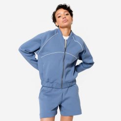 Bluza fitness bomberka damska Domyos. Niebieskie bluzy DOMYOS, xl, bez wzorów, z bawełny, bez kaptura, na fitness i siłownię. W wyprzedaży za 119.99 zł.