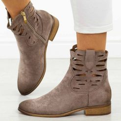 Khaki ażurowe zamszowe botki damskie Potocki 12558. Brązowe botki POTOCKI, w ażurowe wzory, z jeansu, biznesowe, bez obcasa, na płaskiej podeszwie, bez zapięcia. W wyprzedaży za 186.15 zł.