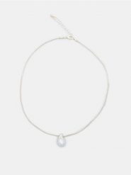 Naszyjnik z zawieszką w kształcie łezki - srebrny. Szare naszyjniki Sinsay, srebrne. Za 12.99 zł.